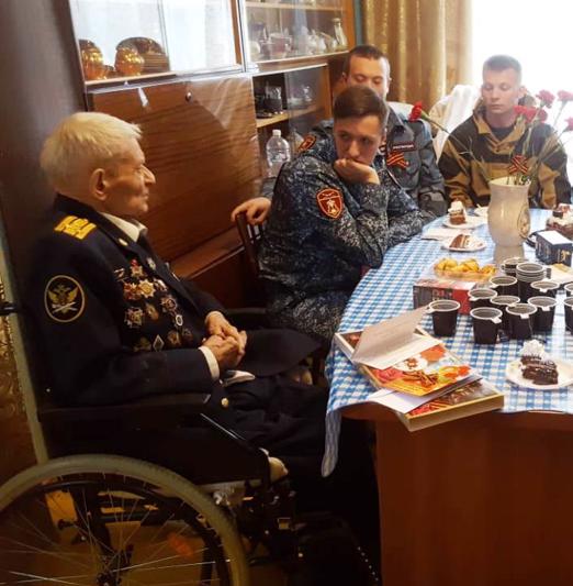 В Хабаровске сотрудники Росгвардии поздравили ветерана войны с Днём Победы