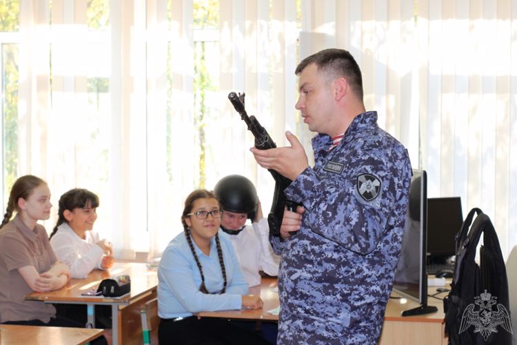 Росгвардейцы рассказали хабаровским школьникам о легендарном оружейном конструкторе Михаиле Калашникове