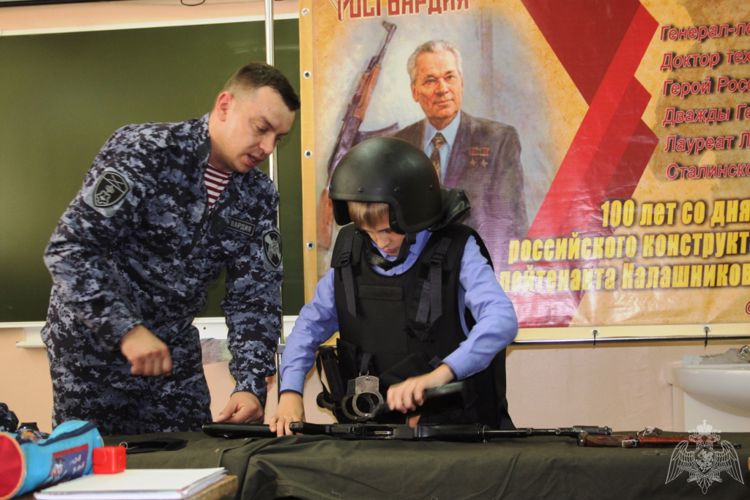 Росгвардейцы рассказали хабаровским школьникам о легендарном оружейном конструкторе Михаиле Калашникове