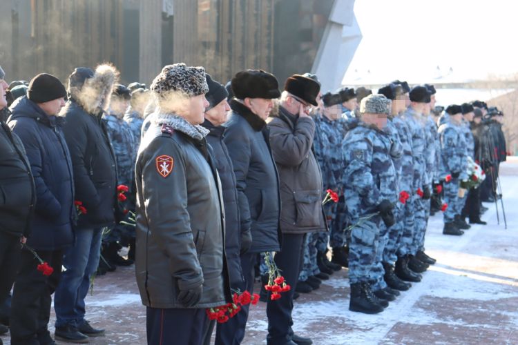 В Хабаровске сотрудники и военнослужащие Росгвардии почтили память Героев Российской Федерации