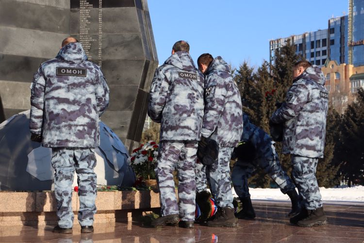 В Хабаровске сотрудники и военнослужащие Росгвардии почтили память Героев Российской Федерации