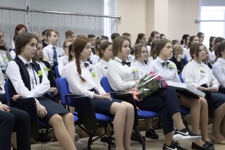В Хабаровском краевом центре образования при участии росгвардейцев прошёл всероссийский урок памяти «Блокадный хлеб»