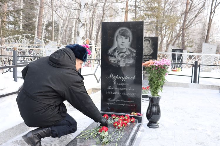 В Хабаровске сотрудники ОМОН Росгвардии почтили память погибших товарищей
