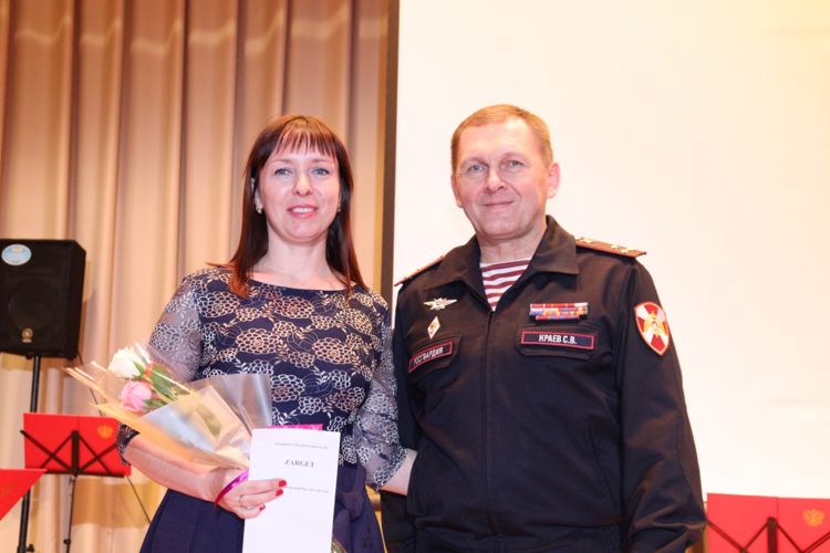 В Хабаровске военнослужащие и сотрудники краевого Управления Росгвардии поздравили женщин с 8 марта