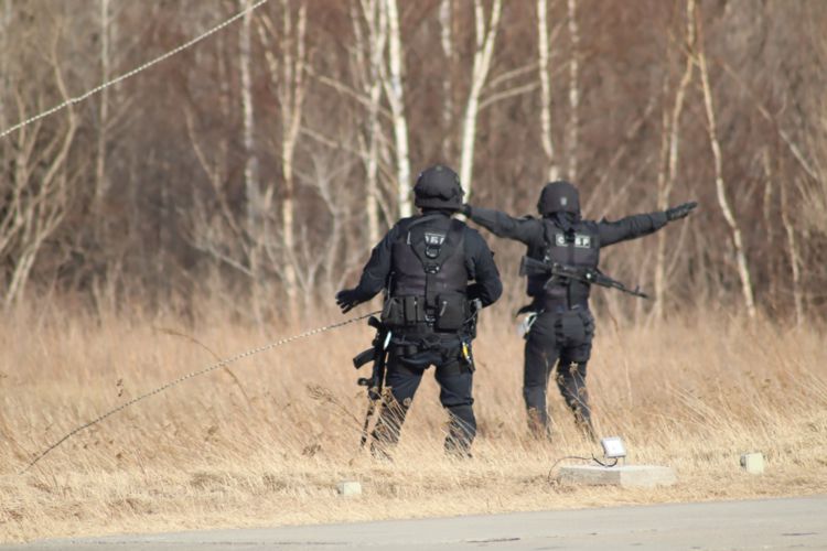В Хабаровске сотрудники спецподразделений Росгвардии провели тренировку по десантированию из вертолета с использованием специального снаряжения