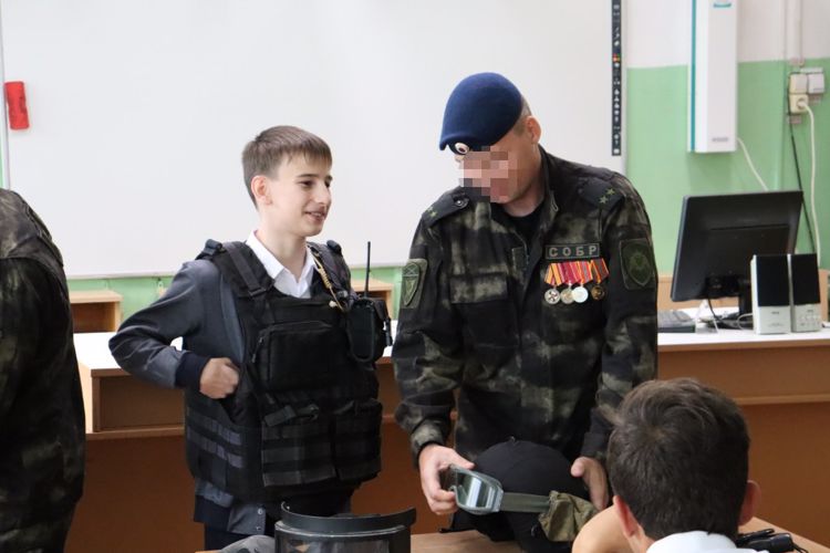 В Хабаровске росгвардейцы поздравили учеников кадетских классов с Днём знаний 