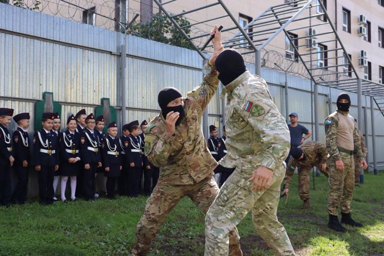 Ученики кадетского класса побывали в гостях у офицеров хабаровского СОБРа
