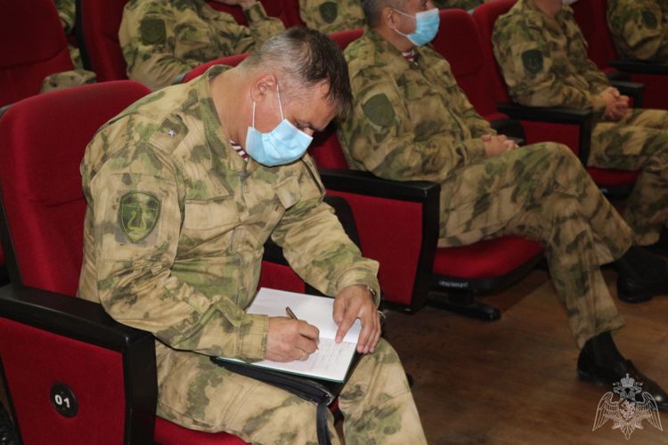 В Хабаровске военнослужащие и сотрудники Росгвардии встретились с представителями ГИБДД и Сбербанка