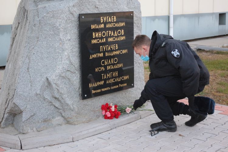 В Хабаровске росгвардейцы почтили память своих боевых товарищей, погибших при исполнении служебных обязанностей