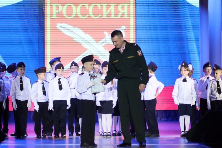 В Хабаровске военнослужащие и сотрудники Росгвардии приняли участие в церемонии принятия присяги юными кадетами