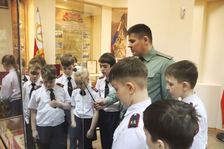 Накануне Дня защитника Отечества хабаровские школьники посетили региональное управление Росгвардии