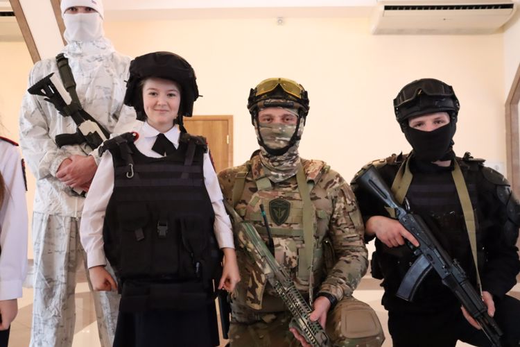 Накануне Дня защитника Отечества хабаровские школьники посетили региональное управление Росгвардии