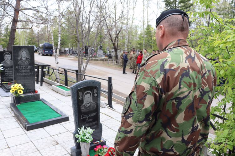 Сотрудники хабаровского ОМОНа почтили память боевого товарища,  погибшего на Северном Кавказе 20 лет назад 