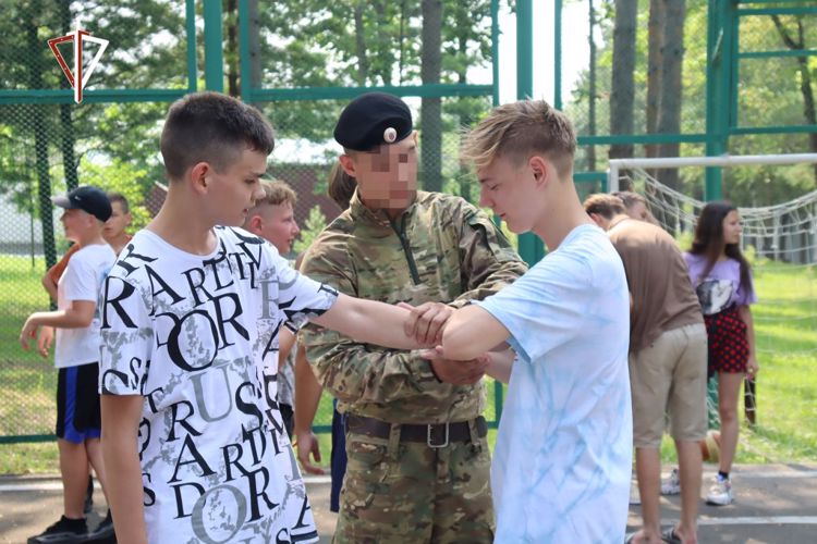 В Хабаровске сотрудники Росгвардии провели для школьников акцию «Зарядка со стражем порядка»