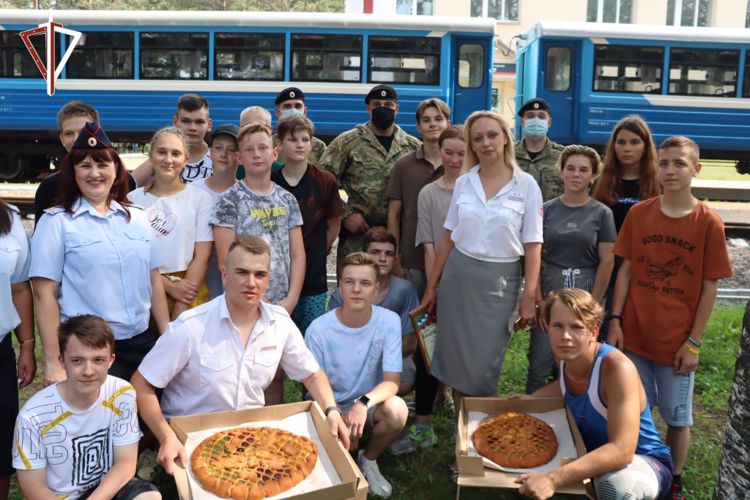В Хабаровске сотрудники Росгвардии провели для школьников акцию «Зарядка со стражем порядка»