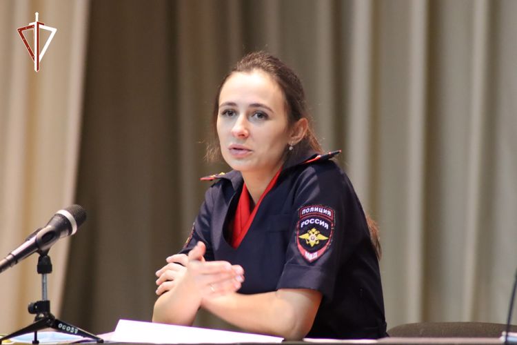 Инспектор городского отдела ГИБДД рассказала хабаровским росгвардейцам о профилактике ДТП