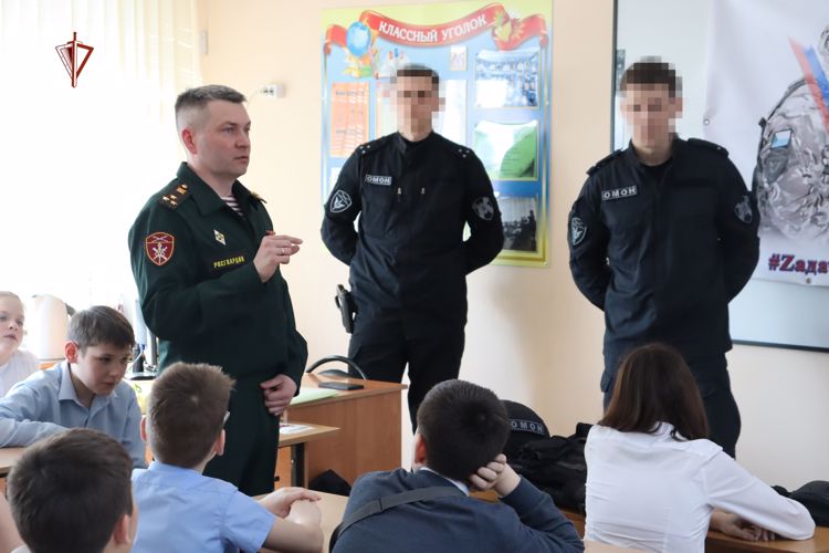 Сотрудники регионального управления Росгвардии провели «Уроки мужества»для школьников