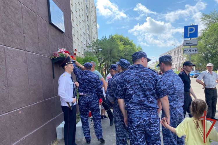 В Хабаровском крае росгвардейцы почтили память Героев России