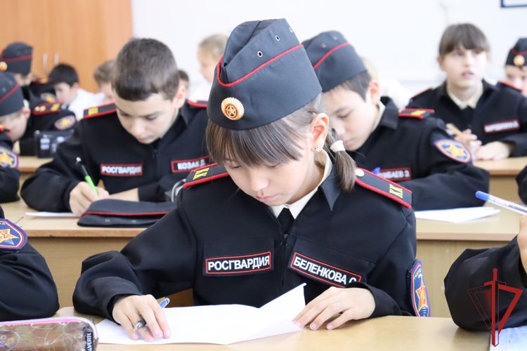 Кадеты из села Мирное Хабаровского края написали письма участникам специальной военной операции