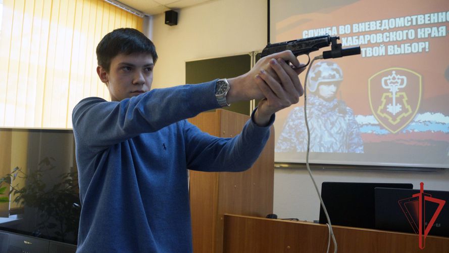 Сотрудники вневедомственной охраны рассказали хабаровским студентам о службе в Росгвардии