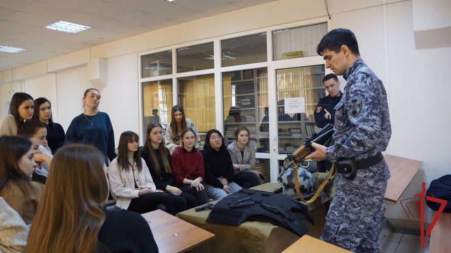 Сотрудники вневедомственной охраны рассказали хабаровским студентам о службе в Росгвардии