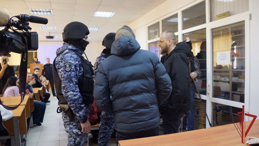 Сотрудники вневедомственной охраны рассказали хабаровским студентам о службе в Росгвардии