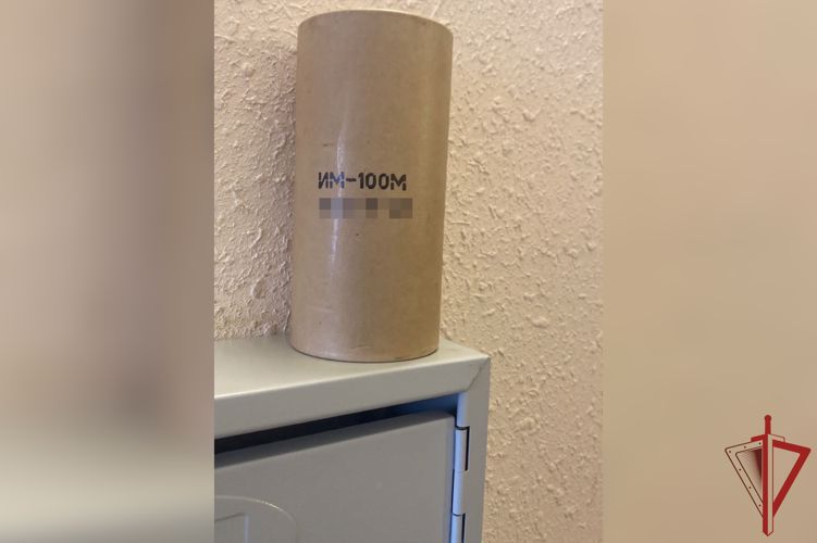 Взрывотехники хабаровского ОМОН обследовали похожий на боеприпас предмет, найденный в жилом доме