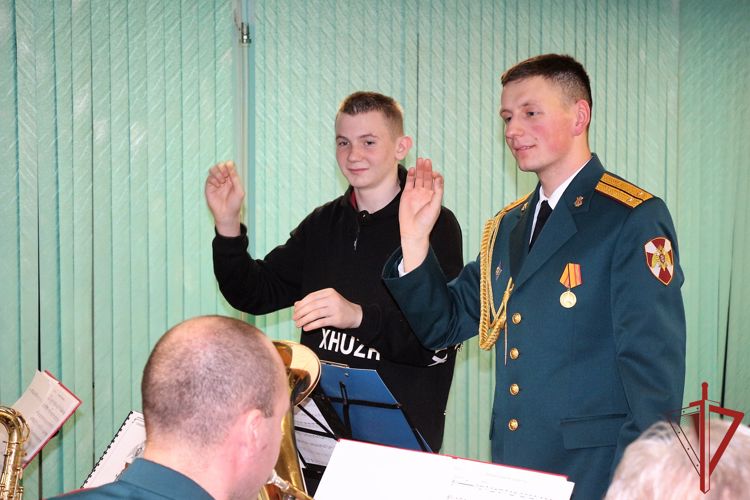 В Хабаровске музыканты военного оркестра Росгвардии выступили перед воспитанниками детского дома