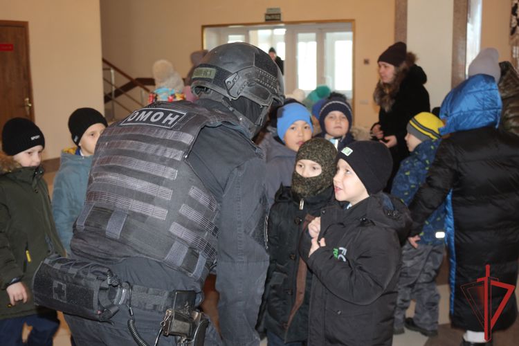Накануне Дня защитника Отечества более 60 хабаровских школьников стали гостями регионального управления Росгвардии