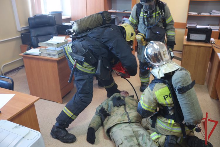  В Хабаровске состоялись совместные учения сотрудников Росгвардии и МЧС