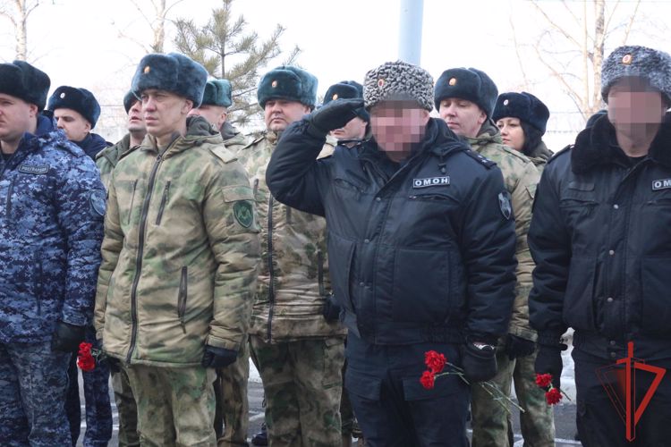 В Хабаровске росгвардейцы почтили память сослуживцев, погибших при выполнении служебного долга