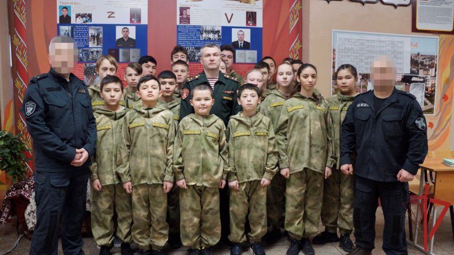 Офицеры хабаровского СОБР и ОМОН встретились с кадетами подшефных классов Росгвардии