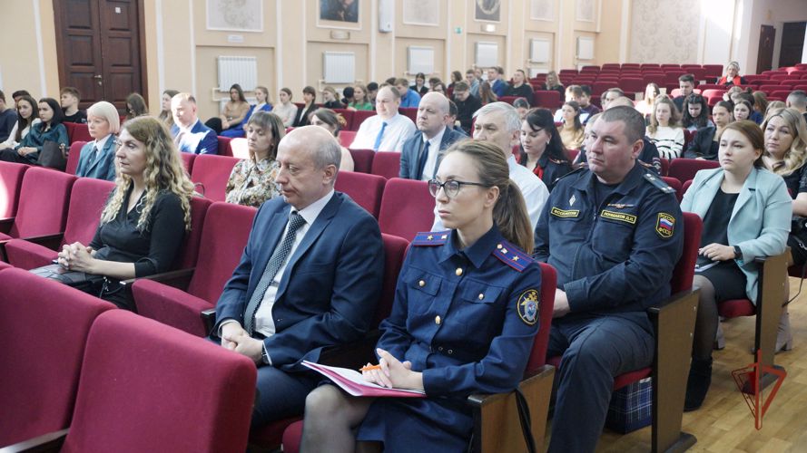 В Хабаровске сотрудники Росгвардии встретились со студентами университета правосудия