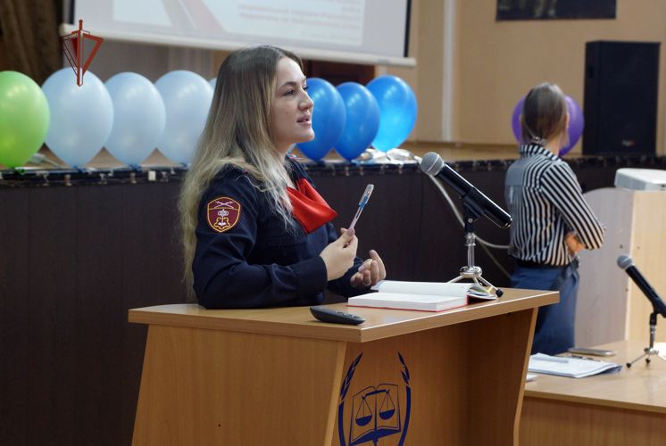 В Хабаровске сотрудники Росгвардии встретились со студентами университета правосудия
