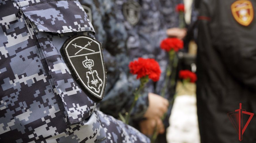 В Хабаровске молодые сотрудники вневедомственной охраны Росгвардии почтили память погибших товарищей