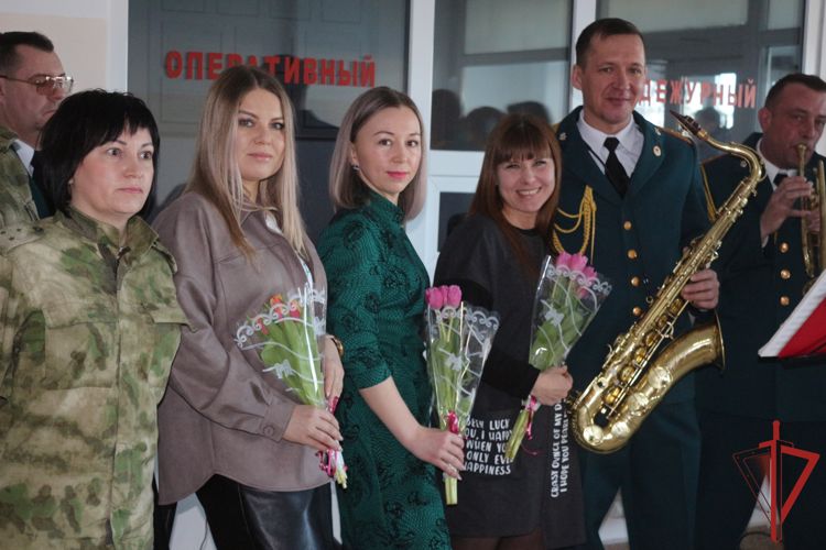 В  Хабаровске росгвардейцы поздравили женщин с 8 марта музыкой и цветами