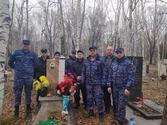 В Хабаровском крае сотрудники Росгвардии почтили память сержанта милиции Ивана Федоренко, погибшего при исполнении служебных обязанностей