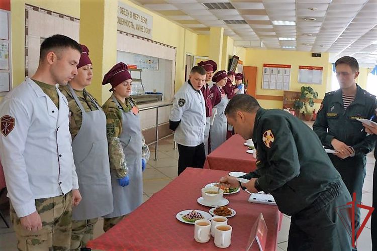 В Хабаровске военные повара Росгвардии показали мастерство в ежегодном кулинарном конкурсе