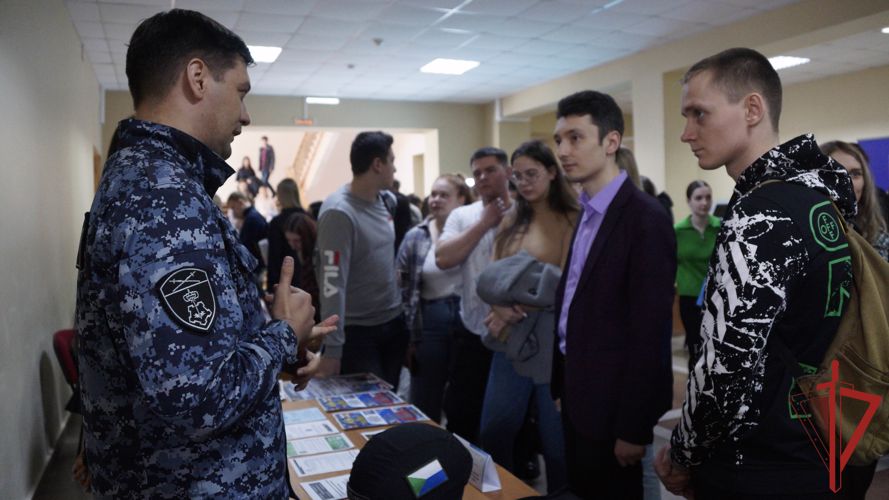 В Хабаровске росгвардейцы приняли участие в региональной ярмарке вакансий «МЕГАмаркет карьеры»