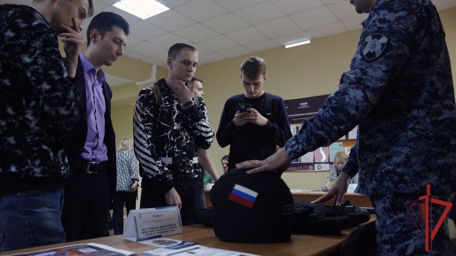В Хабаровске росгвардейцы приняли участие в региональной ярмарке вакансий «МЕГАмаркет карьеры»