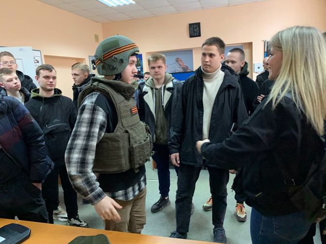 Хабаровские призывники побывали в гостях у сотрудников СОБР «Ерофей»