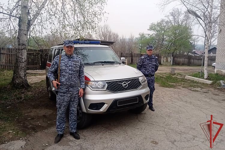 В г. Бикин Хабаровского края росгвардейцы спасли мужчину во время пожара