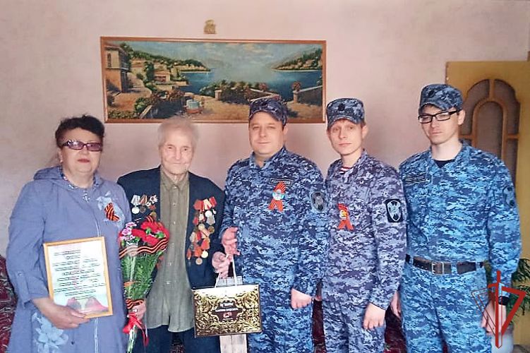В г. Бикин Хабаровского края росгвардейцы поздравили ветеранов Великой Отечественной войны