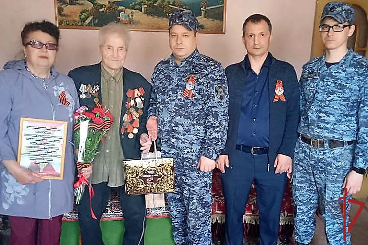 В г. Бикин Хабаровского края росгвардейцы поздравили ветеранов Великой Отечественной войны