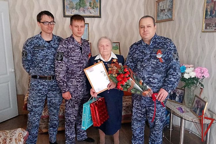 В г. Бикин Хабаровского края росгвардейцы поздравили ветеранов Великой Отечественной войны