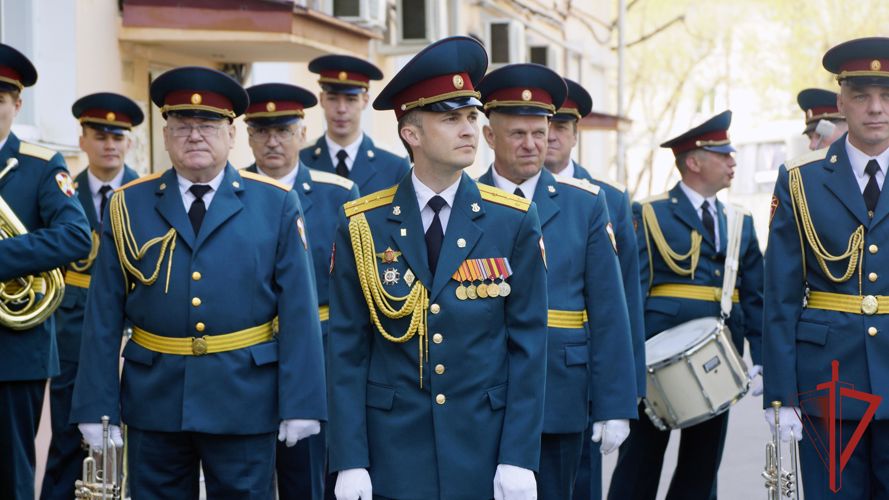 В Хабаровске росгвардейцы провели акцию «Парад у дома ветерана»
