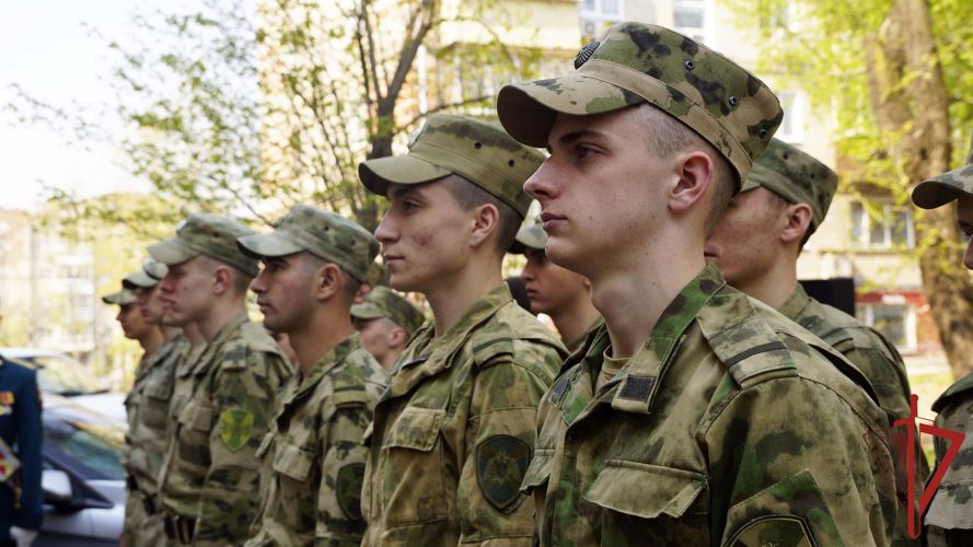 В Хабаровске росгвардейцы провели акцию «Парад у дома ветерана»