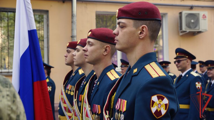 В Хабаровске росгвардейцы провели акцию «Парад у дома ветерана»