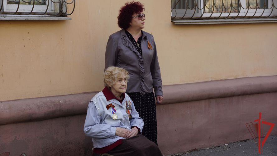 В Хабаровске росгвардейцы провели акцию «Парад у дома ветерана»