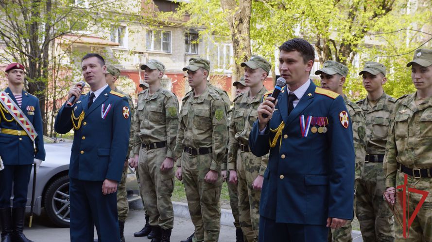 В Хабаровске росгвардейцы провели акцию «Парад у дома ветерана»